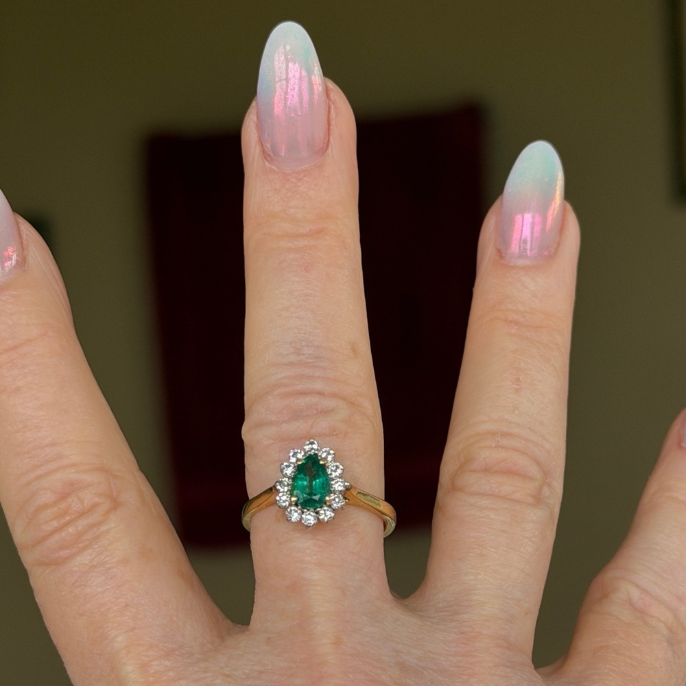 18 karat gold emerald, and diamond Ring - Picture 3 of 6